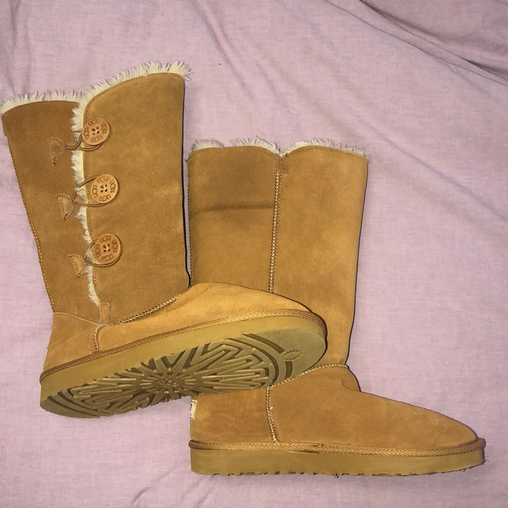 Bailey Button Triplet Uggs Boot - image 1